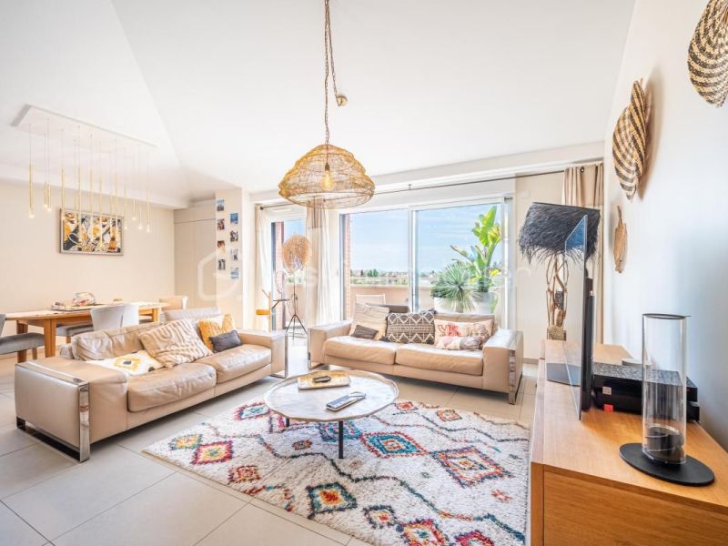 A louer APPARTEMENT DE PRESTIGE T4 106 M2 TERRASSE BORD DE MER HYERES