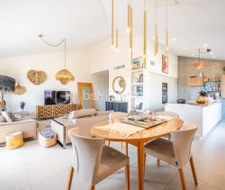 A louer APPARTEMENT DE PRESTIGE T4 106 M2 TERRASSE BORD DE MER HYERES