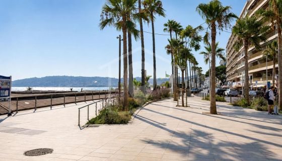A louer APPARTEMENT DE PRESTIGE T3 63 M2 TERRASSE BORD DE MER ANTIBES