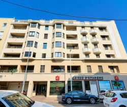 A louer APPARTEMENT DE PRESTIGE T3 63 M2 TERRASSE BORD DE MER ANTIBES