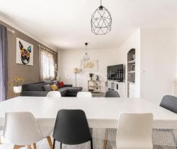 A louer APPARTEMENT T4 84 M2 BORD DE MER TOULON