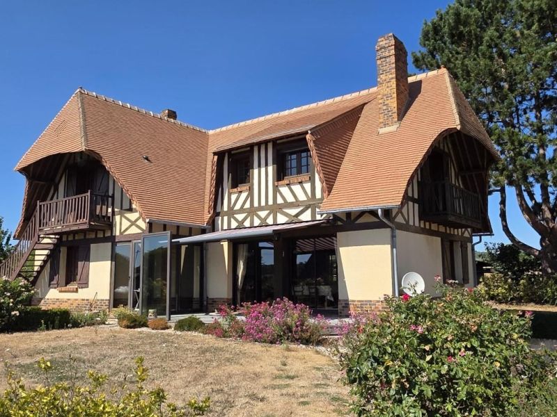 A vendre Maison de caract&egrave;re avec sous sol complet et grand s&eacute;jour