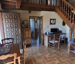 A vendre Maison de caract&egrave;re avec sous sol complet et grand s&eacute;jour