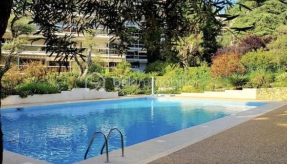 A louer STUDIO  33 M2 TERRASSE BORD DE MER ANTIBES