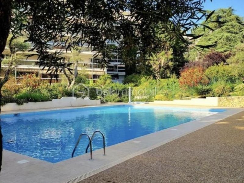 A louer STUDIO  33 M2 TERRASSE BORD DE MER ANTIBES