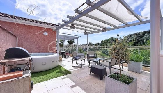 A louer APPARTEMENT DE PRESTIGE T3 73 M2 TERRASSE BORD DE MER MANDELIEU LA NAPOULE