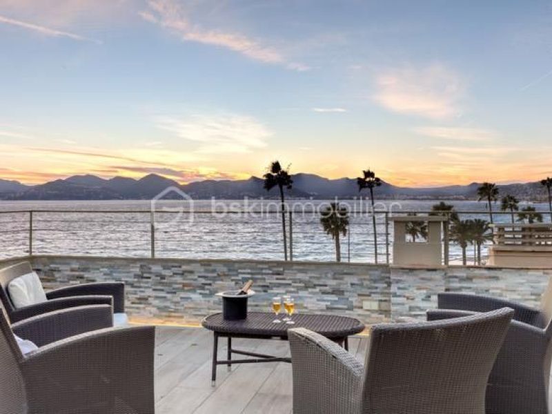 A vendre PENTHOUSE  128 M2 TERRASSE PIEDS DANS L'EAU CANNES