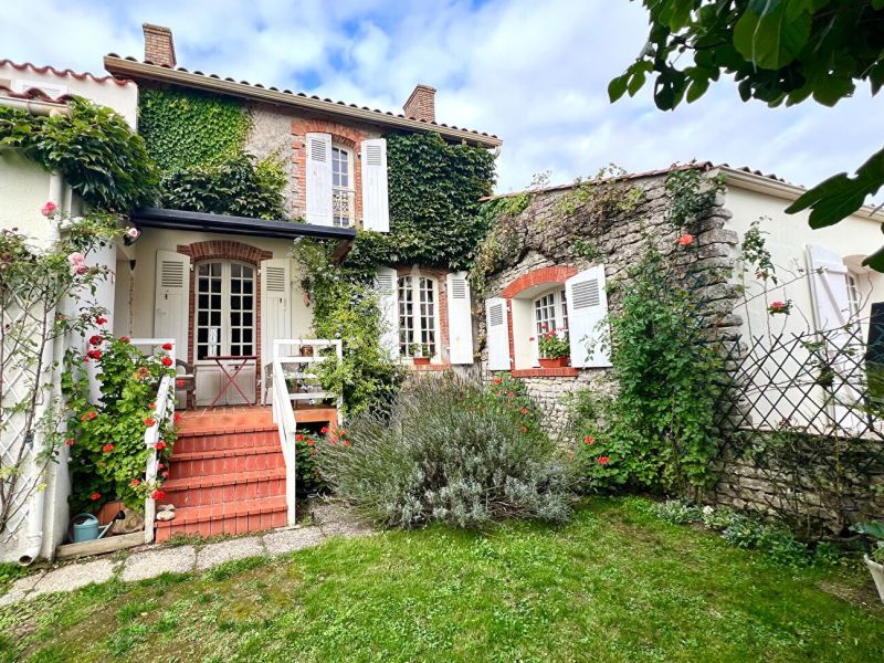 A vendre MAISON  9 PIECES 181 M2 BORD DE MER LONGEVILLE SUR MER
