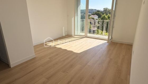 A louer APPARTEMENT T4 74 M2 BORD DE MER TOULON