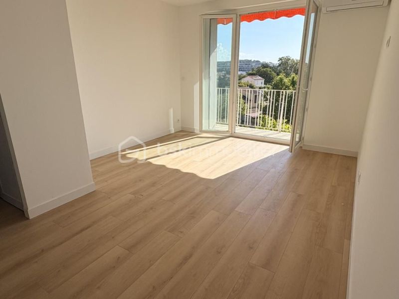 A louer APPARTEMENT T4 74 M2 BORD DE MER TOULON