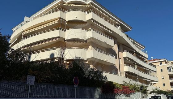 A louer APPARTEMENT DE PRESTIGE T3 70 M2 TERRASSE BORD DE MER CANNES