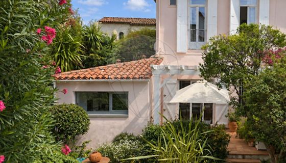 A louer MAISON  DE MAîTRE BORD DE MER ANTIBES